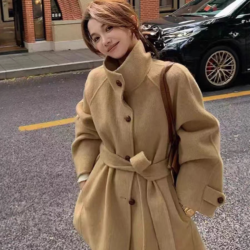 2026 Autumn/Winter New Khaki Stand Collar Woolen Coat for Women, Mid-Length, Belted Waist, Wool Coat for Petite Women 2026 Autumn/Winter New Khaki Stand Collar Woolen Coat for Women, Mid-Length, Belted Waist, Wool Coat for Petite Women