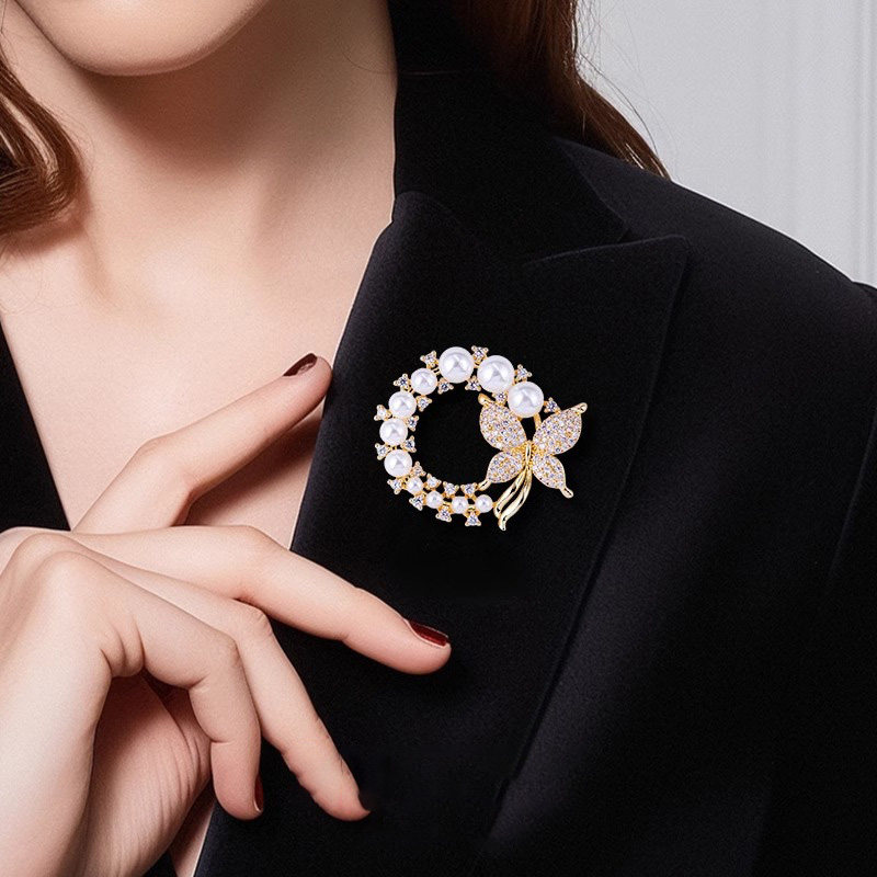 Luxury Pearl Butterfly Corsage Brooch for Women, High-End Fashionable and Elegant Pin, 2025 New Style, High-End Suit Accessories