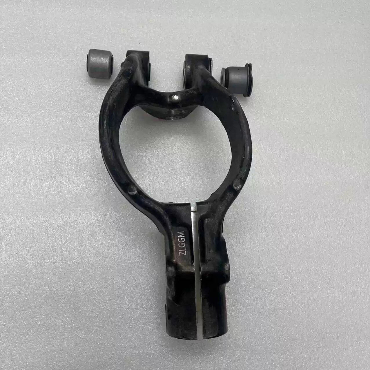 Рука рукавом 适用凯迪拉克xts前减震器底座下叉臂支架下托架前羊角衬套胶套 BVK