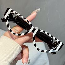 European and American retro striped fashionable high-definition reading glasses for ladies with small faces old people old light 100 degrees 150 200