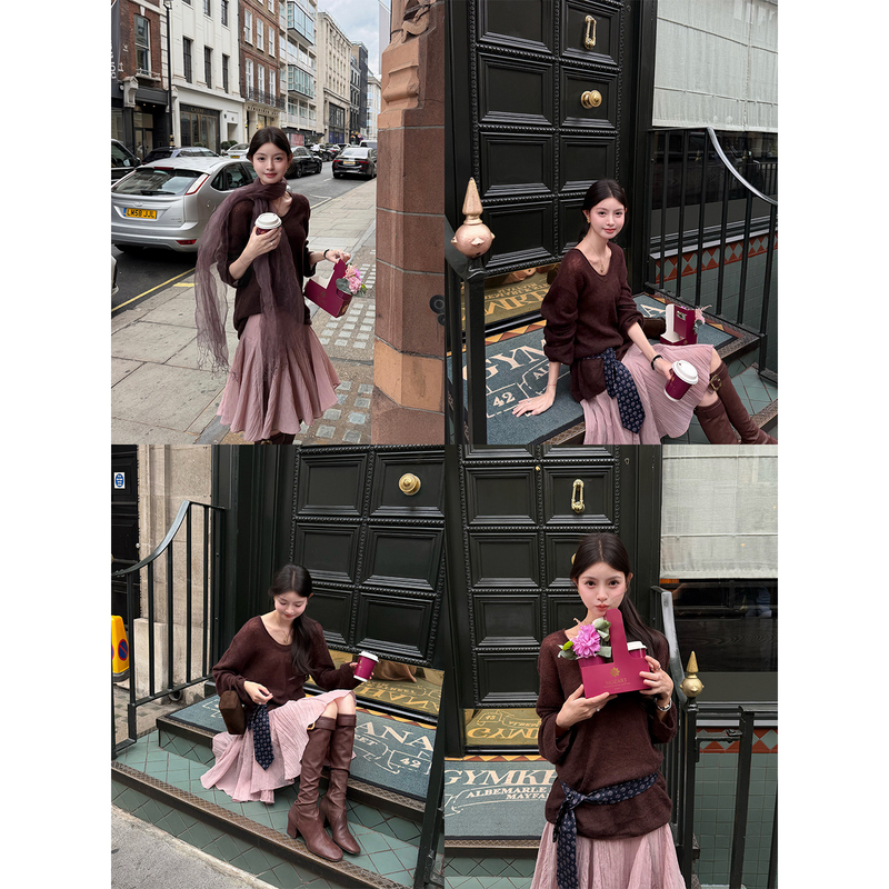 Fleme's Simple and Elegant U-Neck Loose Mohair Knit Sweater from the Series "Black Plum Storybook." Fleme's Simple and Elegant U-Neck Loose Mohair Knit Sweater from the Series "Black Plum Storybook."