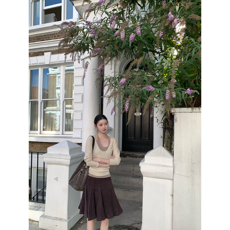 Fleme Yu's "Good Night, Adrift" Is a Quiet and Luxurious Two-Piece Set with a High-Sense of Sophistication, Featuring a Halter Neck, Long Sleeves, and a U-Neck T-Shirt