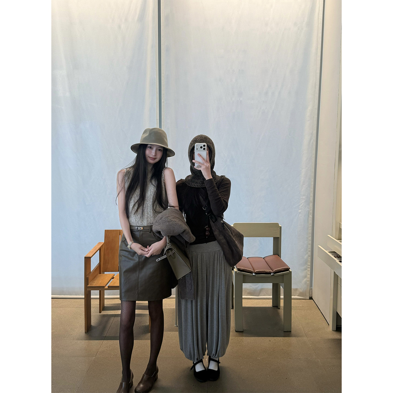 Fleme Muyue's Casual Handmade Edge-Stitched Half-High Collar Sleeveless Sweater Cable Knit Vest Fleme Muyue's Casual Handmade Edge-Stitched Half-High Collar Sleeveless Sweater Cable Knit Vest