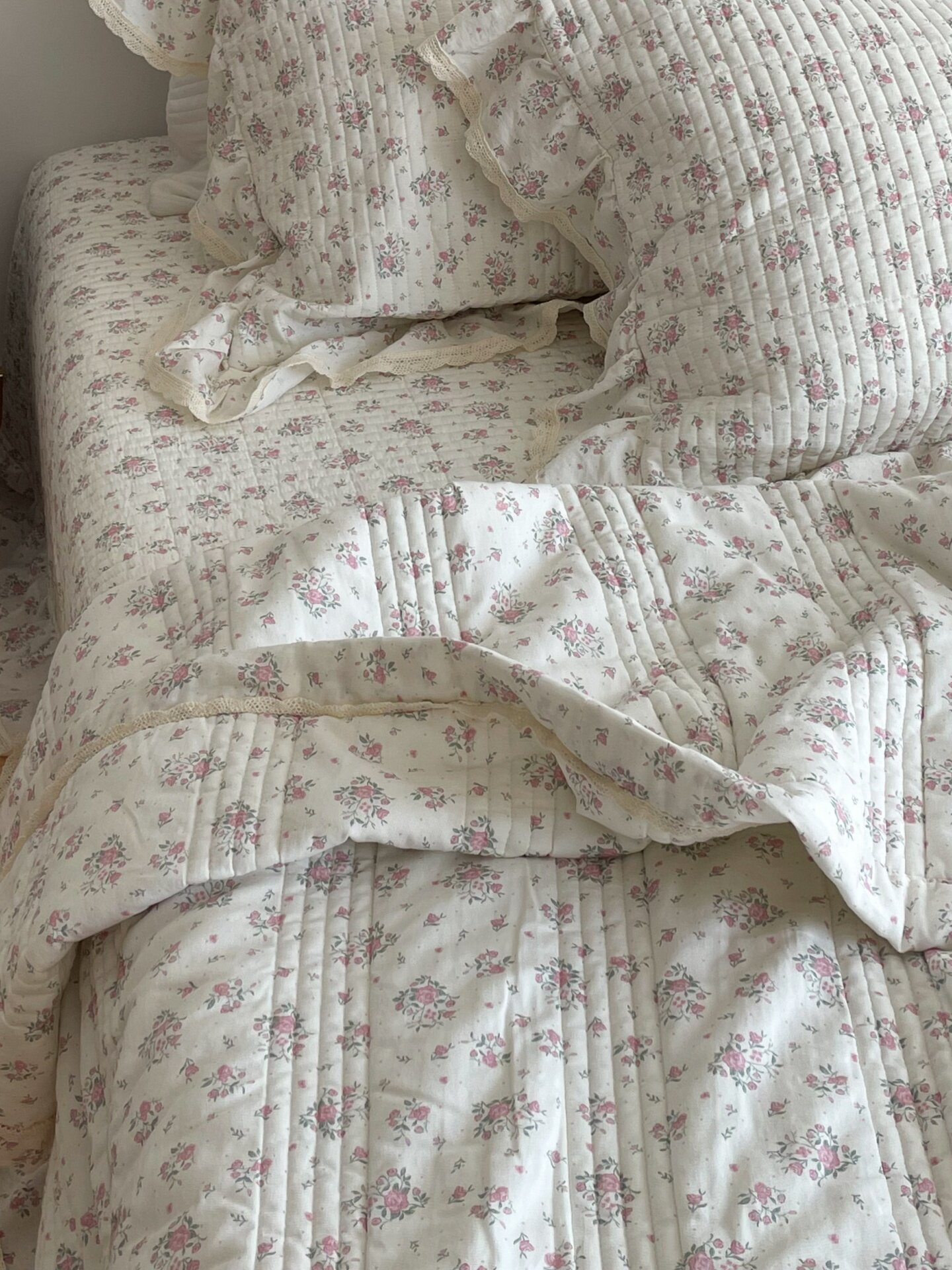 Корейский стеганый комплект постельного белья из 100% хлопка с мелким цветочным принтом и кружевной отделкой, 3 предмета