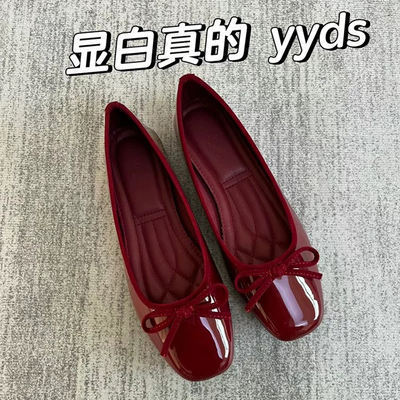 The red single-shoe girl from the Shoe Student Club 2024 new French style with skirt, elegant Spring and autumn patent leather flat, shallow opening ballet