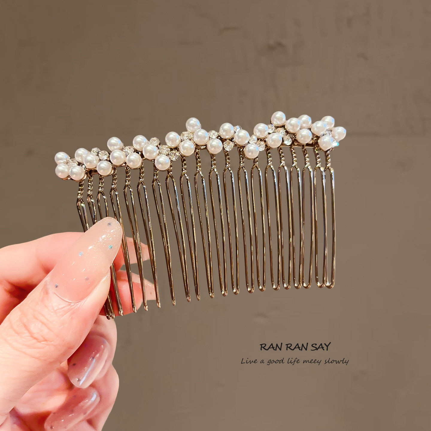 Exquisite pearl and rhinestone hair comb for women, high-end style, 2026 new design, elegant hair clip, bangs comb, and hair styling tool.
