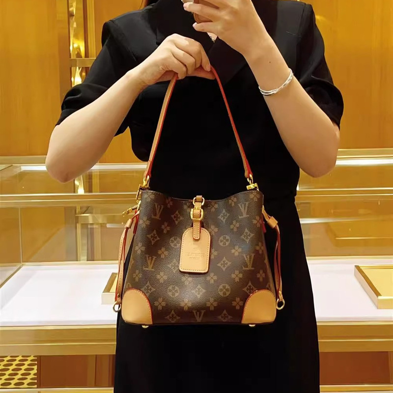 Luxury Brand-Name Bags for Women 2026 New Model Genuine Leather Bucket Bag Tote Bag Single Shoulder Crossbody Handbag Commuter Bag for Women Luxury Brand-Name Bags for Women 2026 New Model Genuine Leather Bucket Bag Tote Bag Single Shoulder Crossbody Handbag Commuter Bag for Women