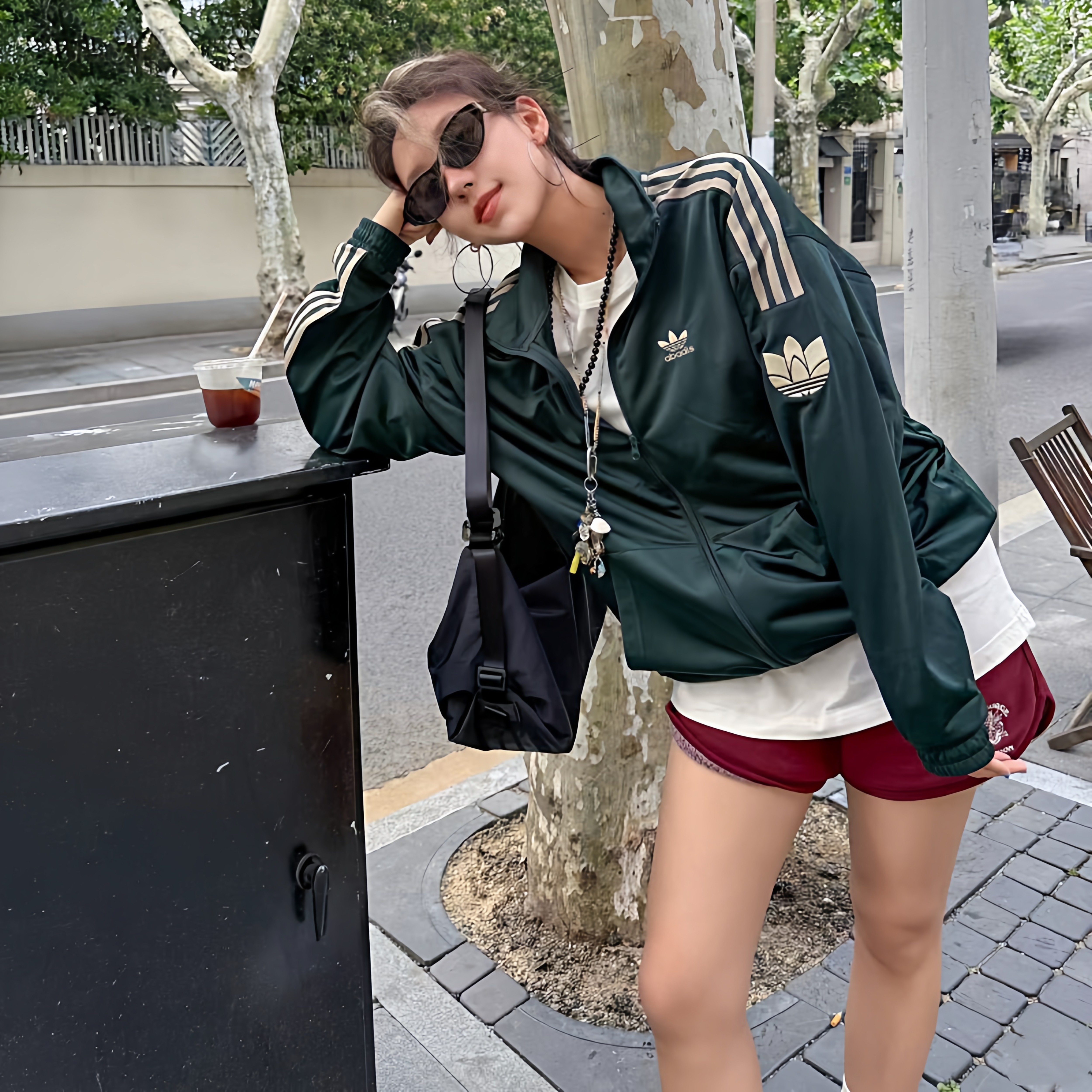 クローバーの3本ストライプジャケット、ユニセックス、カジュアルなゆったりとしたフィット感、ランニングスタイル、刺繍ロゴ入りジャケット、蓮の花のデザイン。