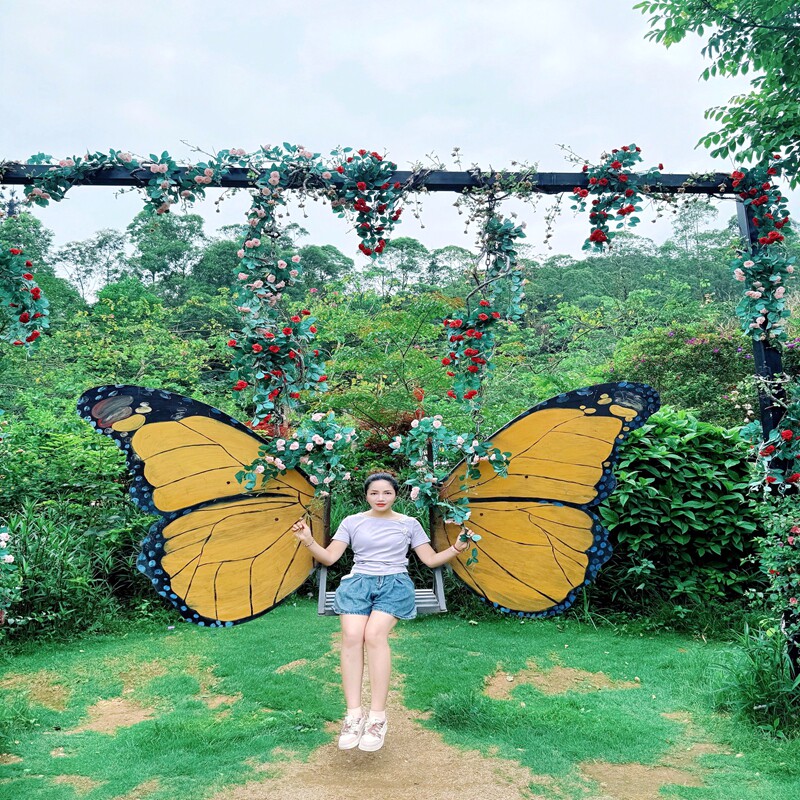 网红蝴蝶秋千户外不锈钢吊椅景区公园多人摇椅无动力游乐设备定制有什么独特之处？