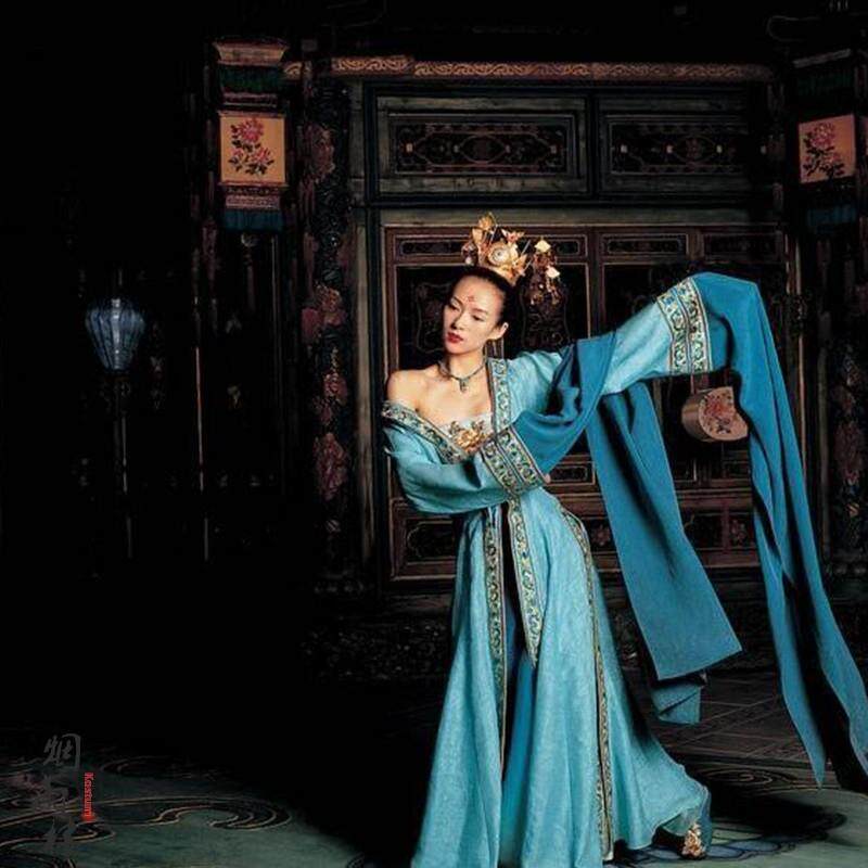 チャン・ツィイー主演の「LOVERS」に似た、流れるような袖とクラシックダンスを特徴とする時代劇向けの新しい衣装。