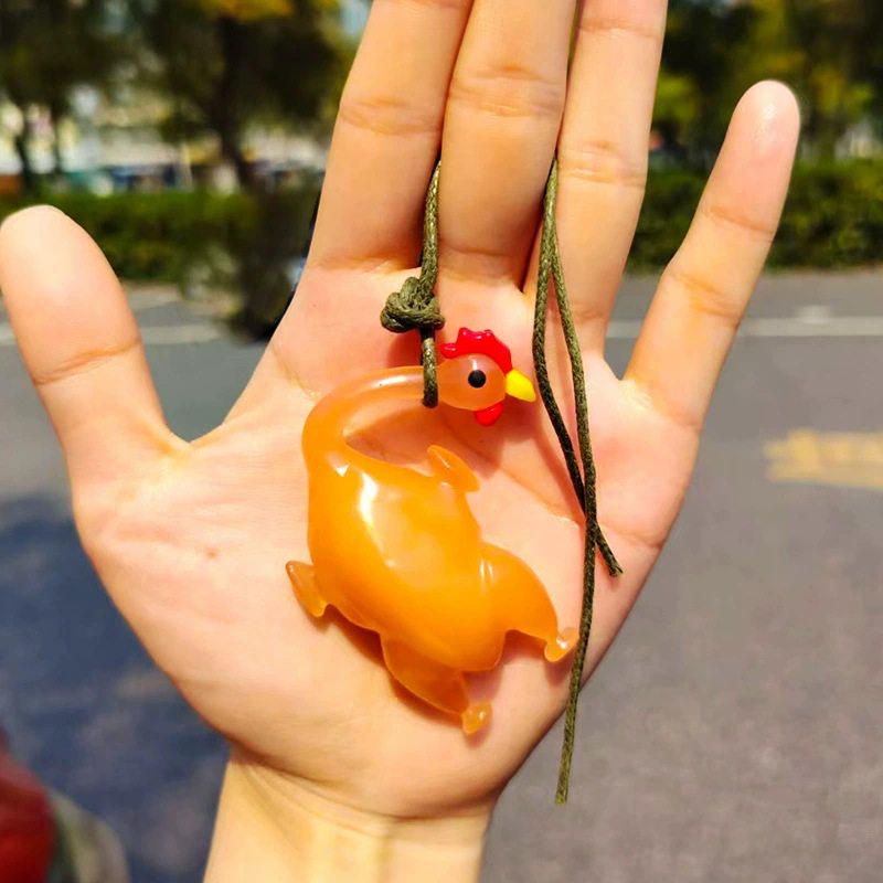 光や紫外線に当たると色が変わる、ローストチキンのペンダント。クリエイティブでユーモラスなローストチキンの車用オーナメントです。
