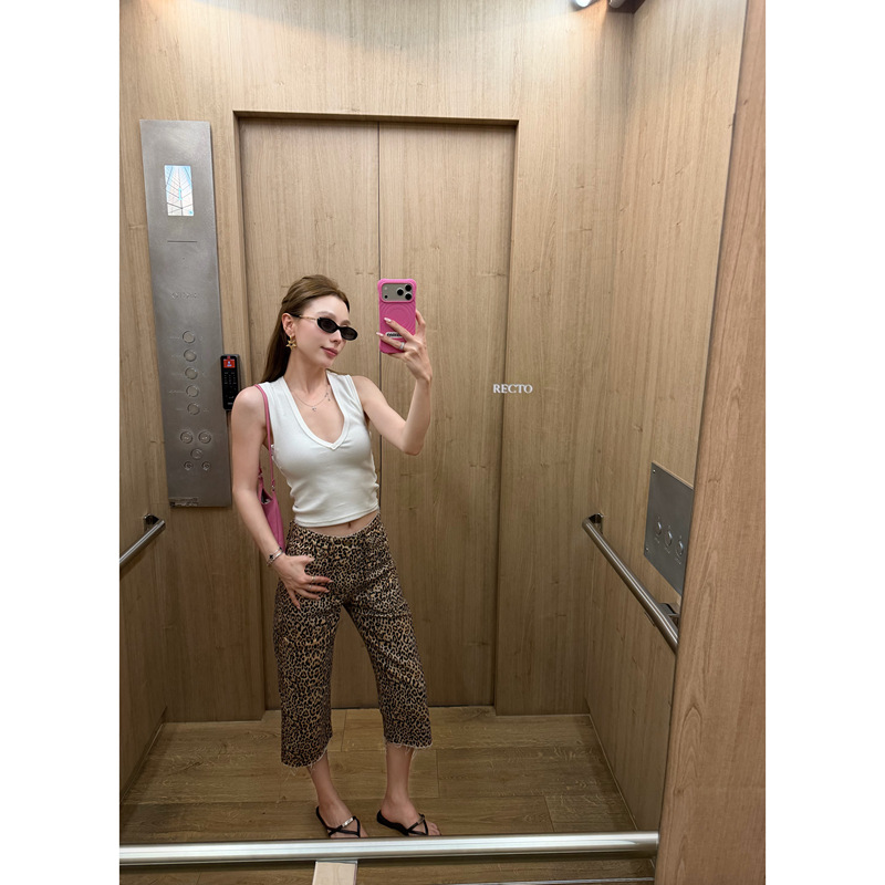 【Lin Qimai Vs】Designer Style Reversible Leopard Print Frayed Hem Denim Pants for Women, Niche Cropped Pants 【Lin Qimai Vs】Designer Style Reversible Leopard Print Frayed Hem Denim Pants for Women, Niche Cropped Pants