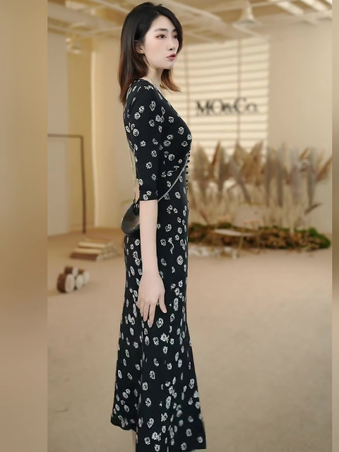 Mijie 2025 Autumn New Fashionable Black V-Neck Printed Slit Dress for Women, Elegant and Slimming Long Dress