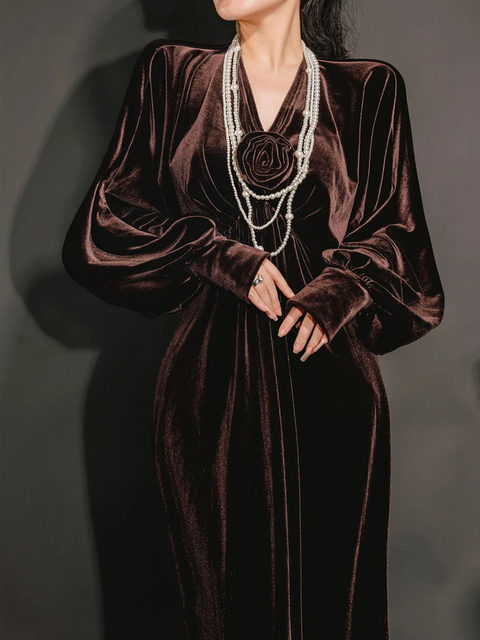 Mijie's New Light Luxury Elegant Style Coffee-Colored Velvet Dress for Women, Long-Sleeved V-Neck Waist-Cinching Long Dress with a Socialite Vibe