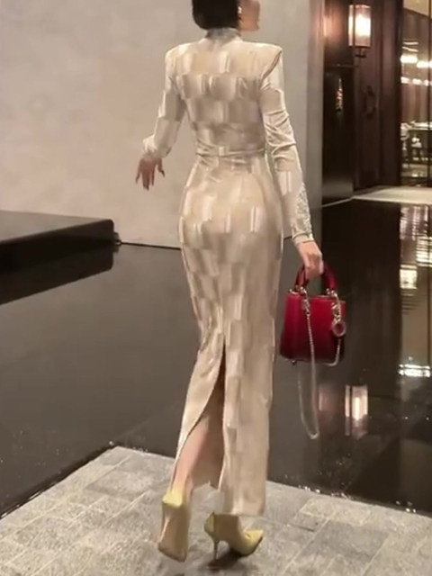 Yijie's Original New Velvet Texture Plaid Slim-Fit Dress with a High-End Feel, Elegant and Slimming, Featuring a Slit and High Collar with Long Sleeves