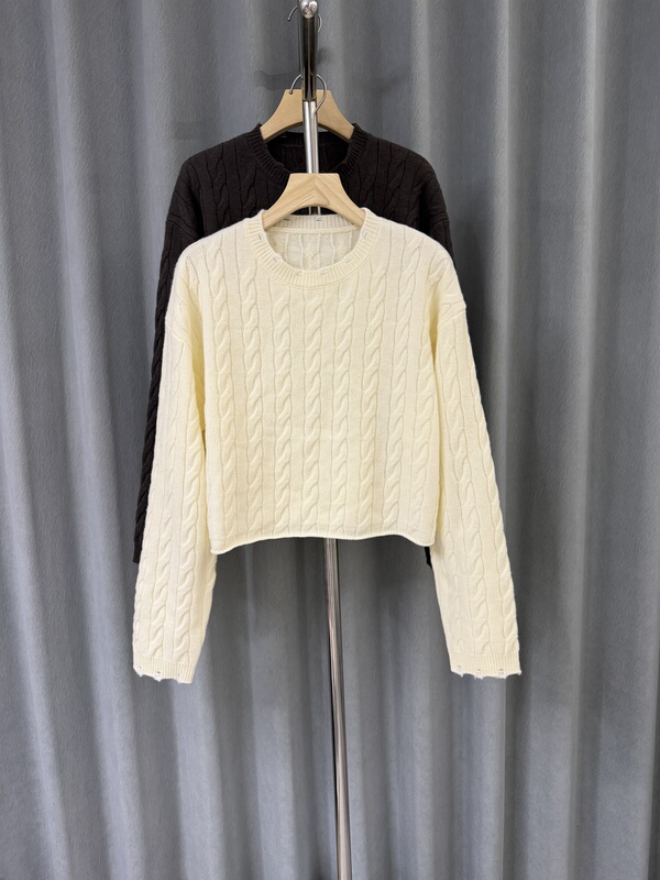 Lightweight, Soft, and Waxy All-Wool Cable Knit Sweater for Women, Short Style, Lazy and Loose Fit, Suitable for Layering as an Inner Top