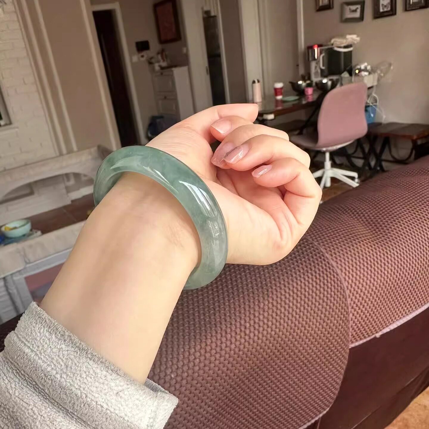 ジェイドラブ【丹青シリーズ】高級な氷のような翡翠のバングル。油っぽい緑色と半透明の質感が特徴で、本物のビルマ産翡翠を使用しています。