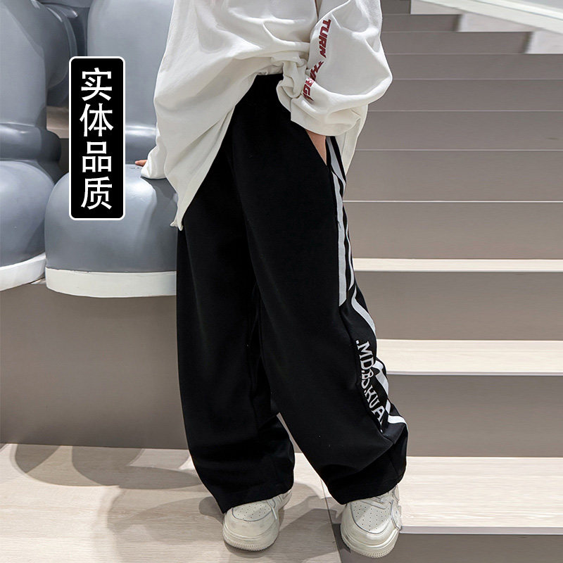 男童春秋褲子推薦|痞帥中大童運動厚棉褲寬鬆直筒款實測:潮酷男孩的帥氣穿搭新選擇