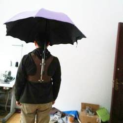 머리에 차를 따기 우산은 두 어깨에 등을 대고 팔 수 있습니다.