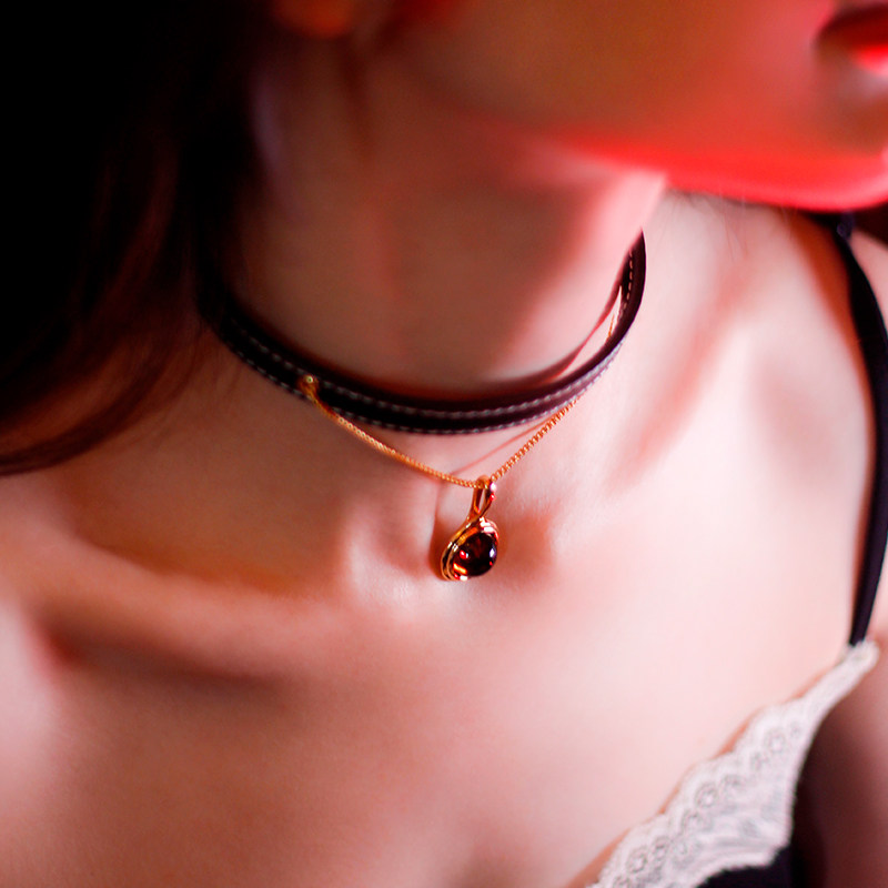 Handmade choker necklace, genuine leather, engraved, imported vegetable tanned leather, cowhide pendant, clavicle chain, women's necklace