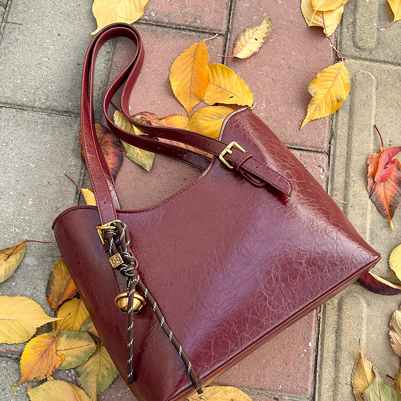 Large-Capacity Bag for Women, Autumn and Winter Retro 2025 New Versatile Shoulder Bag, Popular This Year for Work and Commuting Tote Bag