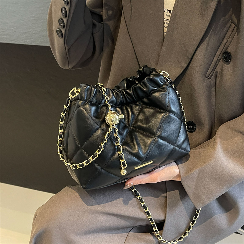 This Year's Popular Small Bags for Women 2025 New Autumn and Winter Niche Design Quilted Chain Shoulder Bag Textured Bucket Bag