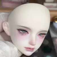 Single head without makeup