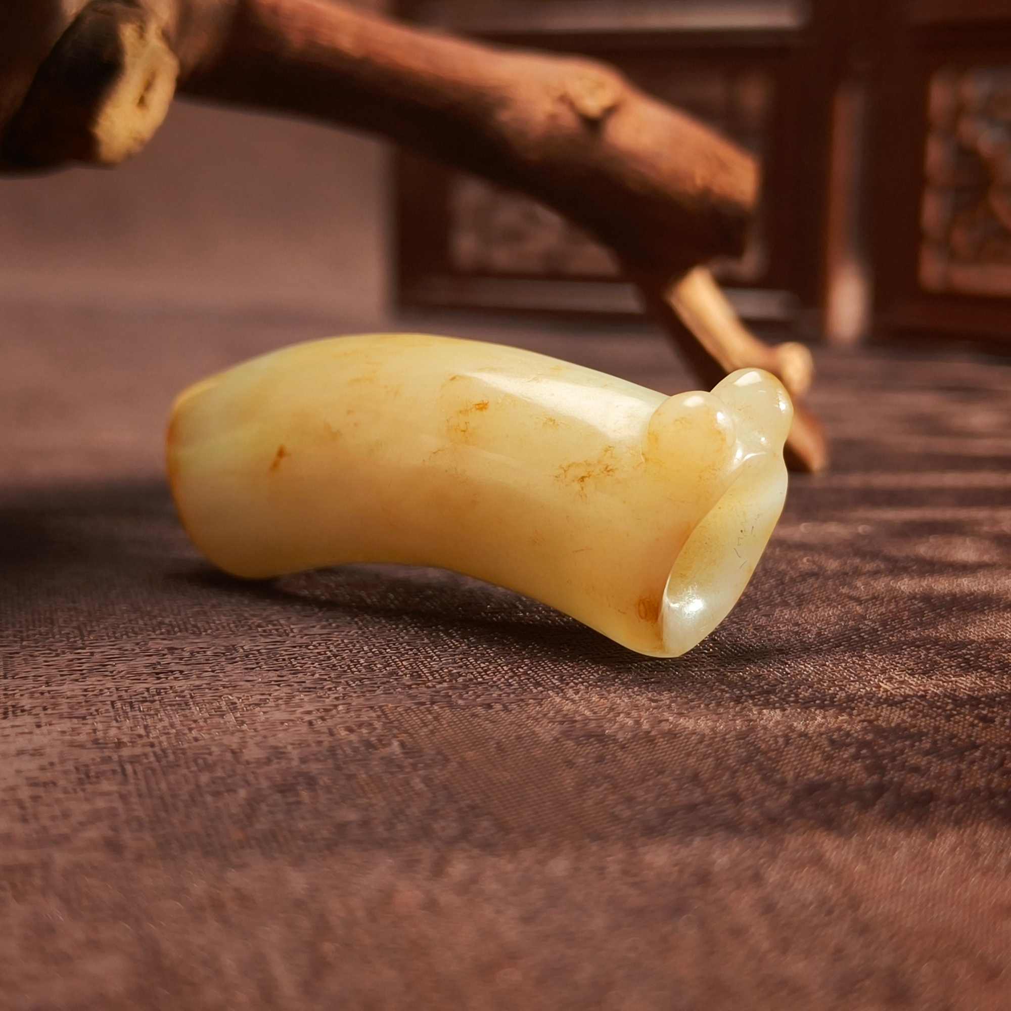 ZQ635◇明神◇極上珍品・中国・清時代・和田玉・碧玉彫り・寶相花紋