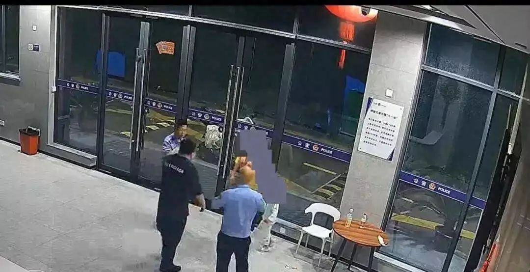 单亲妈妈凌晨雨中送外卖,3岁儿子被雷声惊醒后独自出门寻母走失,保安发现后报警