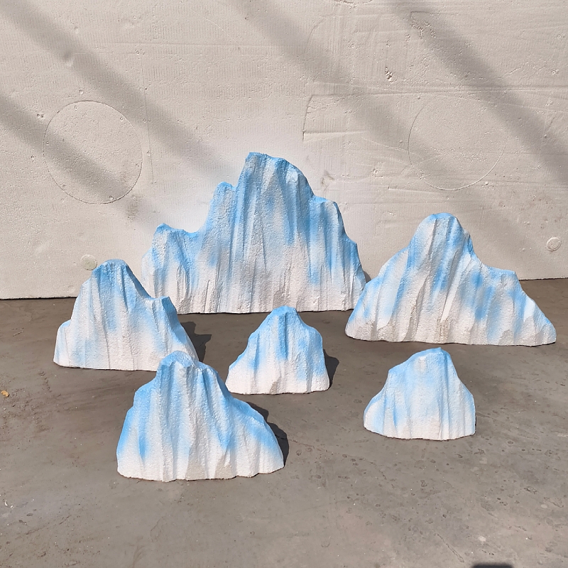 仿若天成：泡沫雪山假山舞台道具的艺术革新
