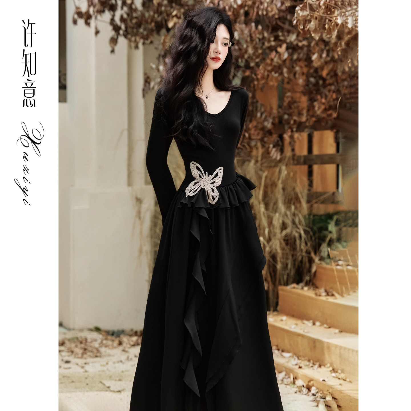 Xu Zhiyi's French Hepburn-style black knit dress, irregular long skirt, perfect for layering under a little black dress in autumn.