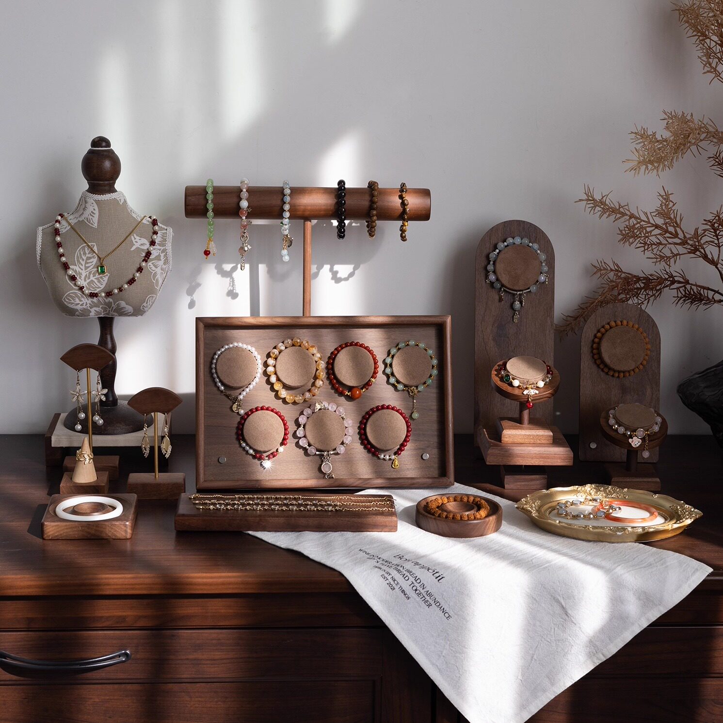 ウォールナット材のジュエリーディスプレイラック、ブレスレットやネックレスを立てて置くラック、イヤリングなどのジュエリーの収納・展示用スタンド。