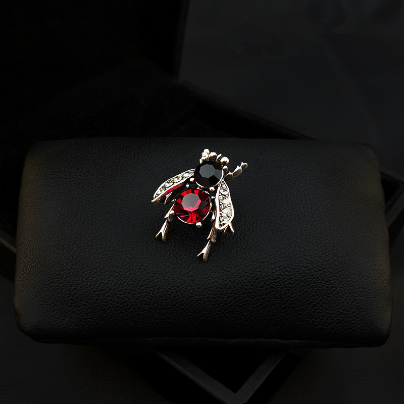 Stinging pin anti-exposure buckle retro bee rhinestone brooch trendy creative insect corsage European and American creative pin
