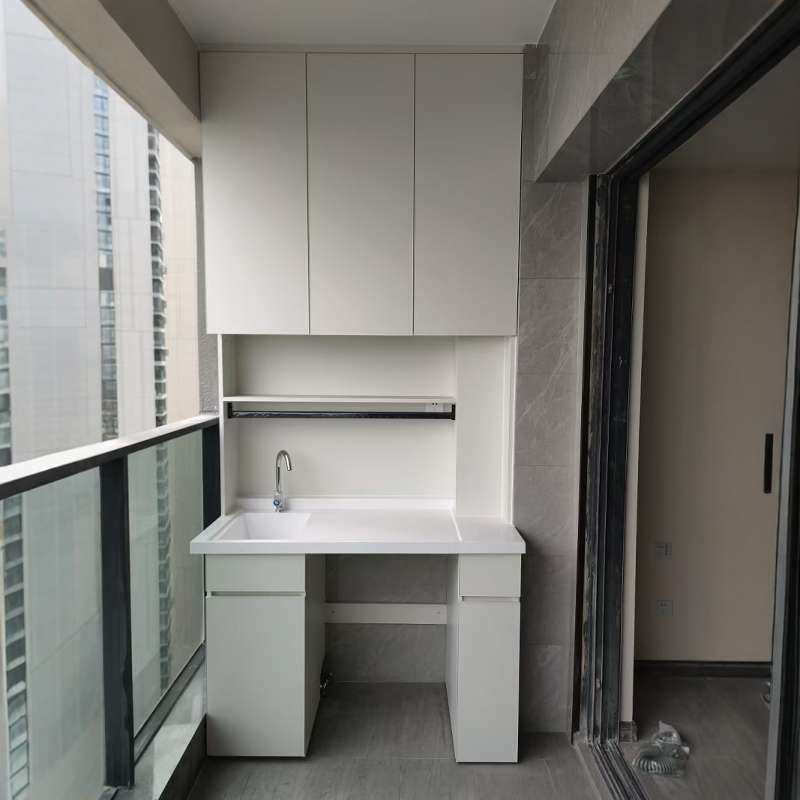 阳台柜总受潮变形?2026年全铝蜂窝板定制柜真能防晒防雨还装洗衣机吗?