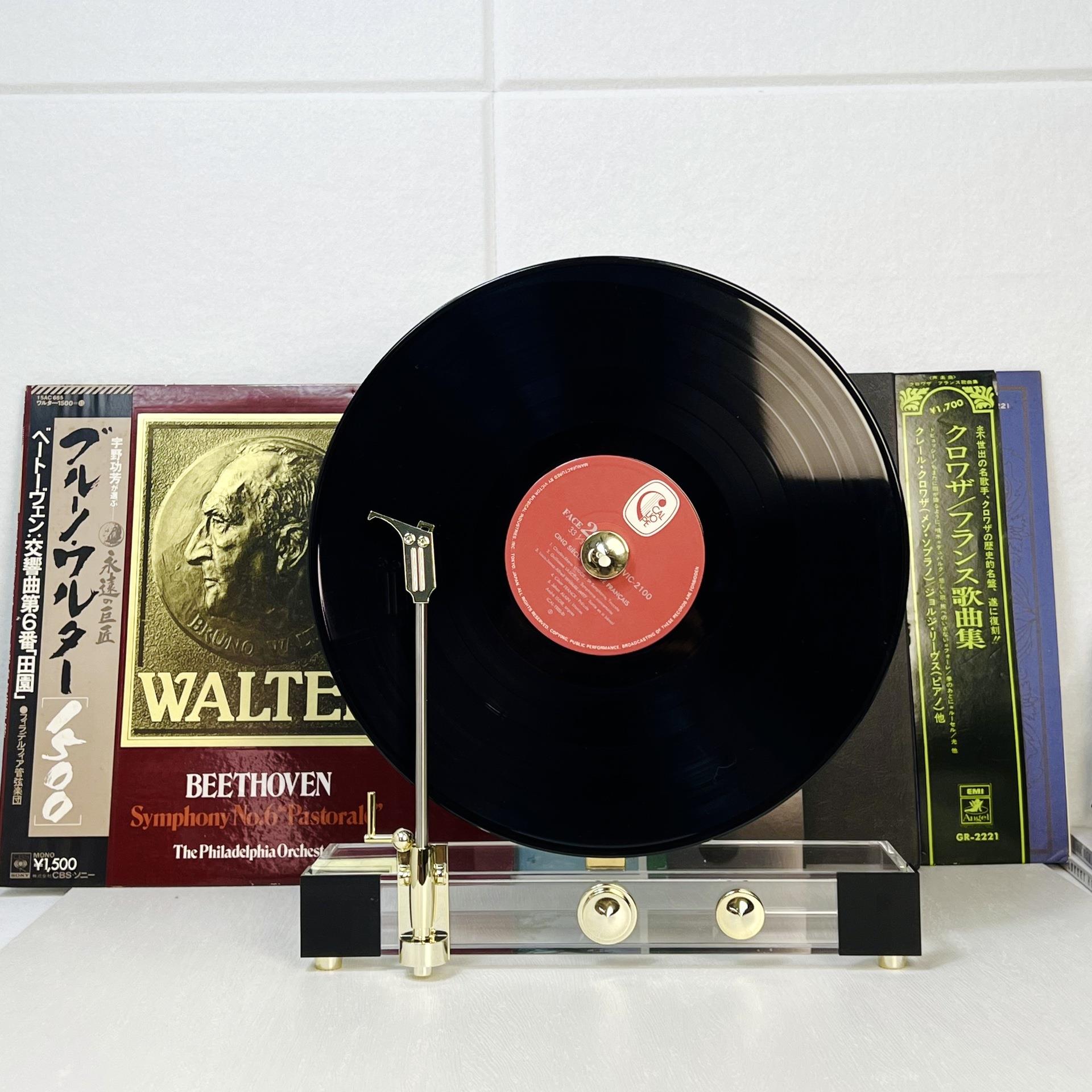 Retro vinyl gramophone model, not a real machine, vinyl record ornaments, villa living room model room antique ornaments