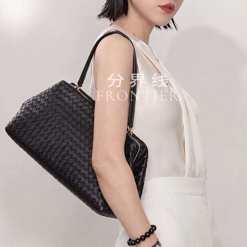The 1998 Vintage Handbag Made of Imported Sheepskin, Hand-Woven Sheepskin Bag, Underarm Bag, Clutch Bag The 1998 Vintage Handbag Made of Imported Sheepskin, Hand-Woven Sheepskin Bag, Underarm Bag, Clutch Bag