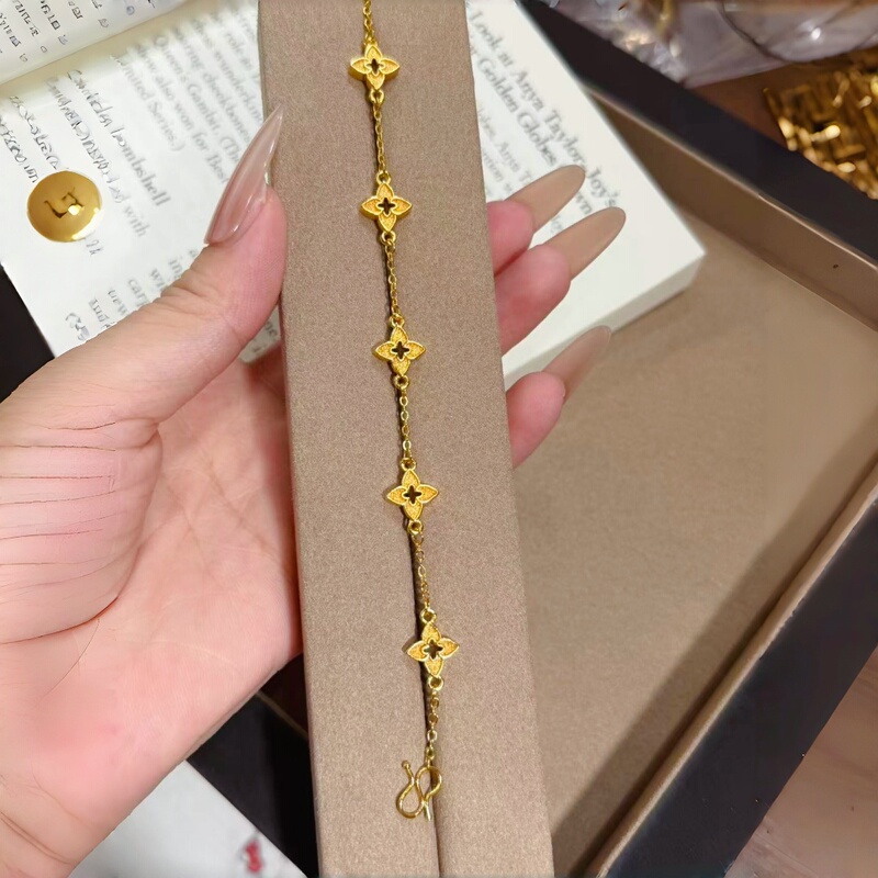 Gold Store Same Style Sand Gold Imitation Gold Bead Four-Leaf Flower Star Bracelet Light Luxury High-End Feel Bracelet Gold Color Simple Gold Store Same Style Sand Gold Imitation Gold Bead Four-Leaf Flower Star Bracelet Light Luxury High-End Feel Bracelet Gold Color Simple