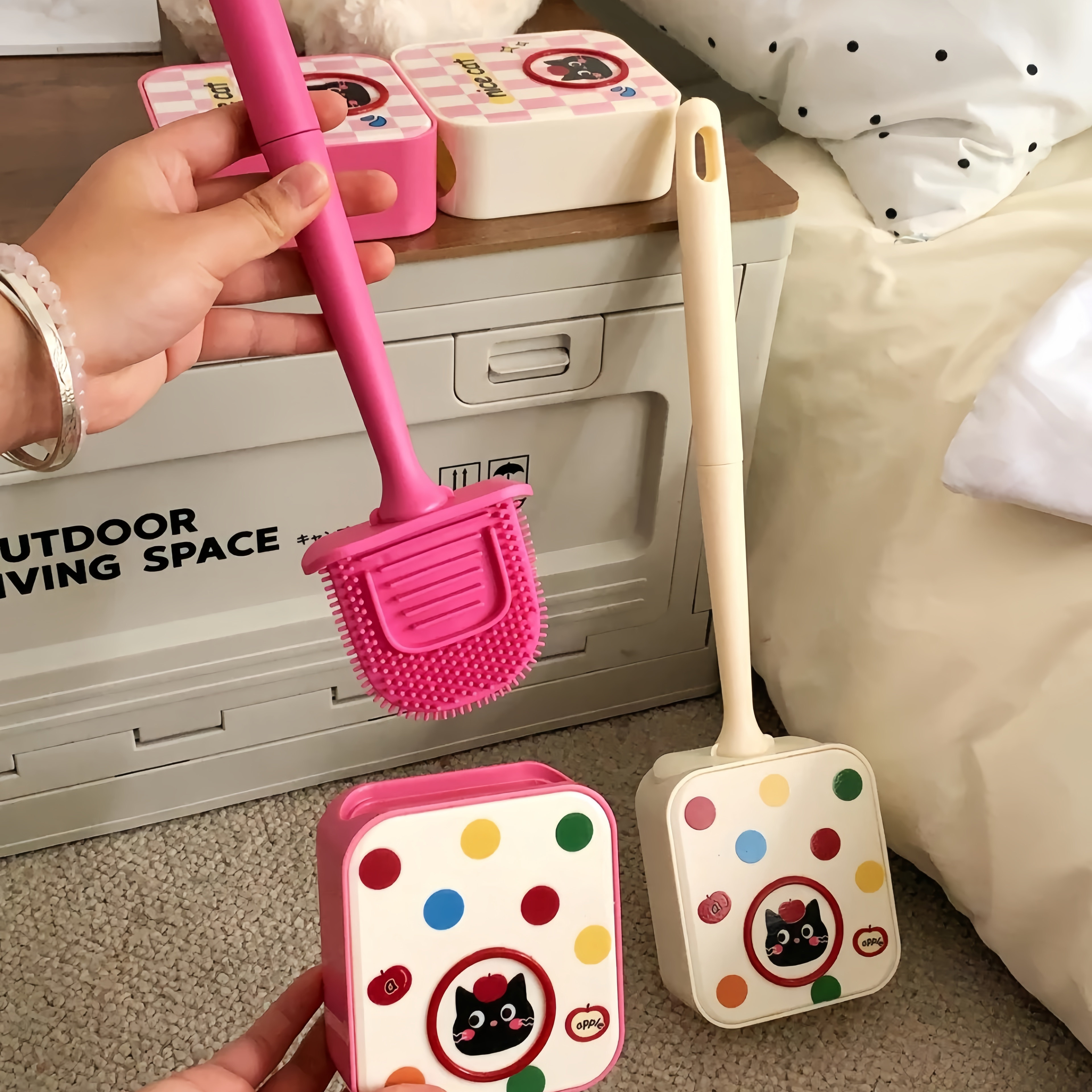 Cute wall-mounted toilet scrubbing tool with no blind spots in the toilet