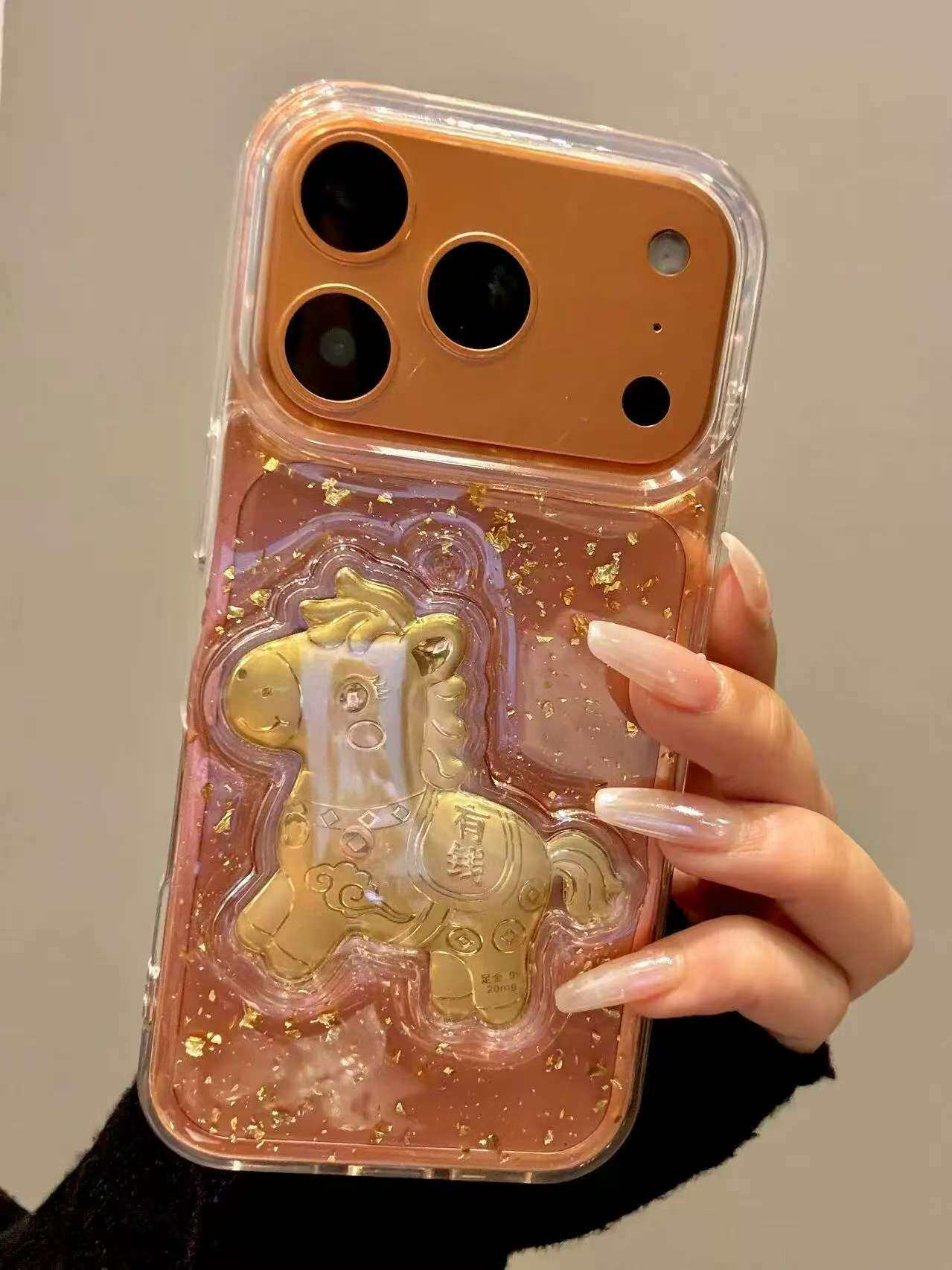 Cover telefono cavallo oro premium per iphone 16 pro e 17 pro max_voghion.com