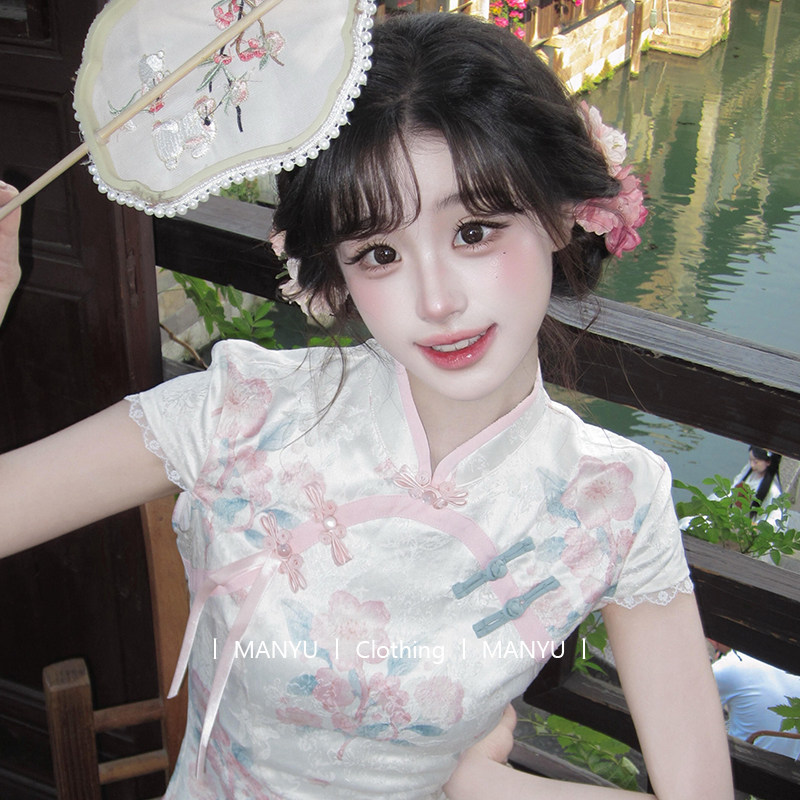 ベゴニアの刺繍が施された新しい中国風ドレス。チャイナドレスをアレンジした、エレガントで洗練されたデザイン。スリット入りのボディコンスカート。