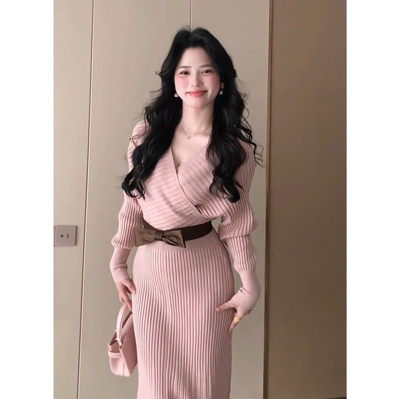 Gentle and Elegant Pink V-Neck Knitted Dress for Women, Perfect for Autumn and Winter, Super Stylish and Flattering, with a Waist-Cinching and Hip-Hugging Design