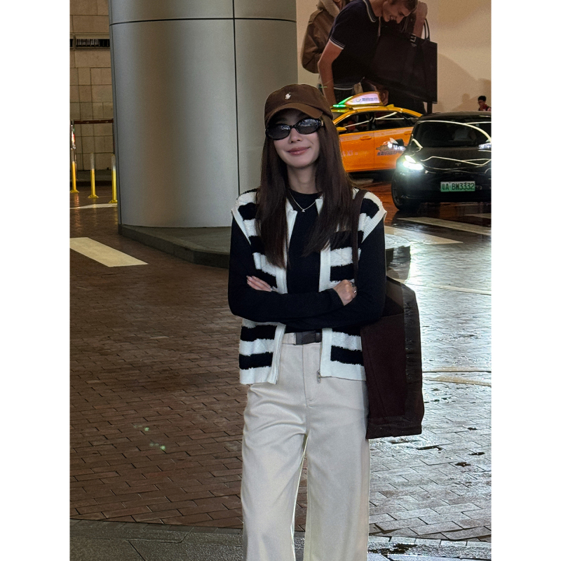 Wang Zhiyan's High-End Striped Sleeveless Zip-Up Knitted Cardigan for Women, Suitable for Layering in Autumn, Can Be Worn as a Vest or Jacket Wang Zhiyan's High-End Striped Sleeveless Zip-Up Knitted Cardigan for Women, Suitable for Layering in Autumn, Can Be Worn as a Vest or Jacket
