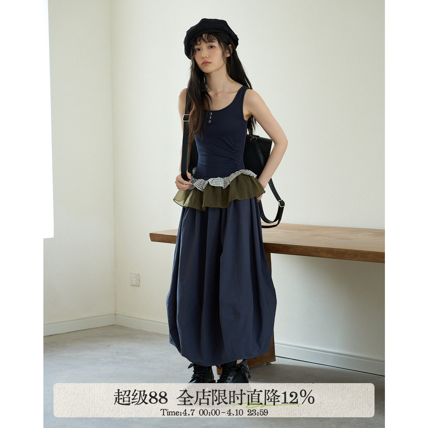 ああ、彫刻のようなシルエット、ウエストがフィットした、丈夫なシリーズのカラーブロックバルーンドレス、ダークカラー