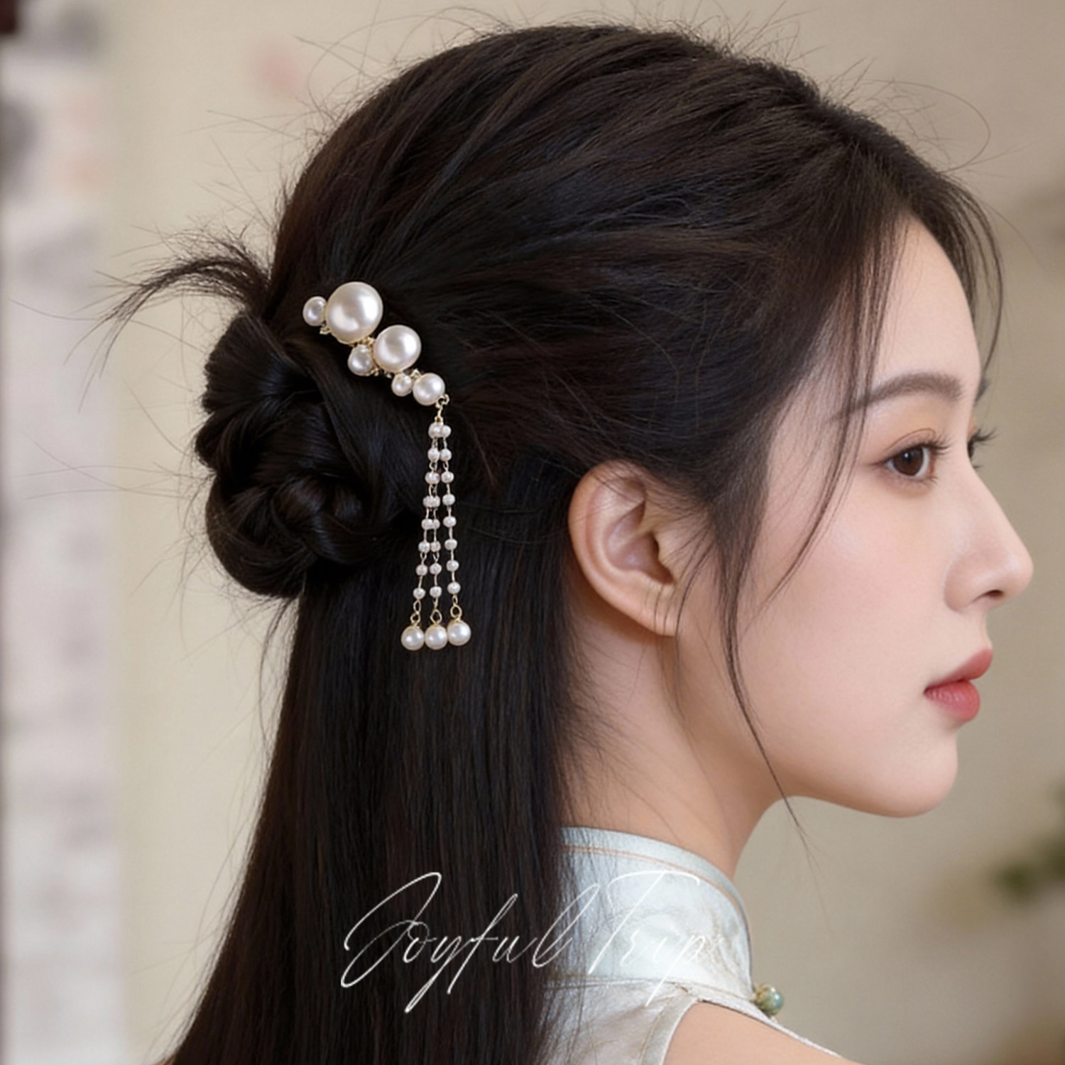 New Chinese retro pearl tassel hair comb for Hanfu and cheongsam updos; new metal hairpins and head ornaments.