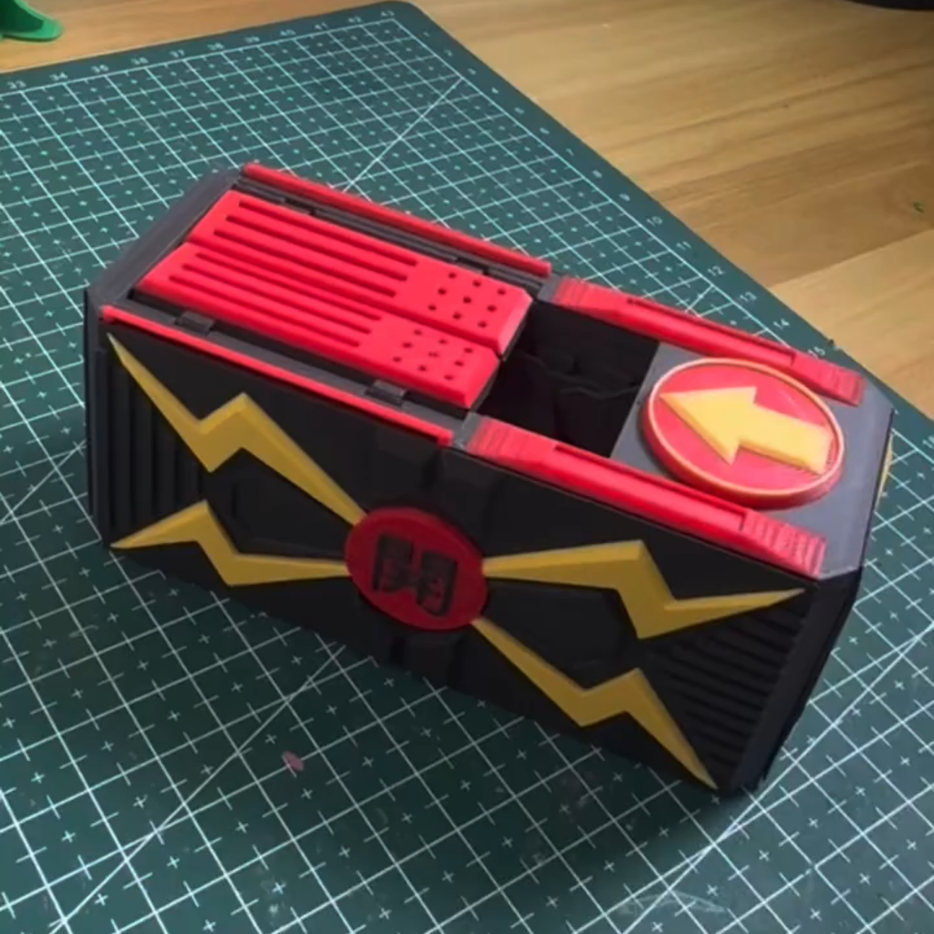 翻蛋机变魔术：趣味解压玩具变身钥匙扣伴侣