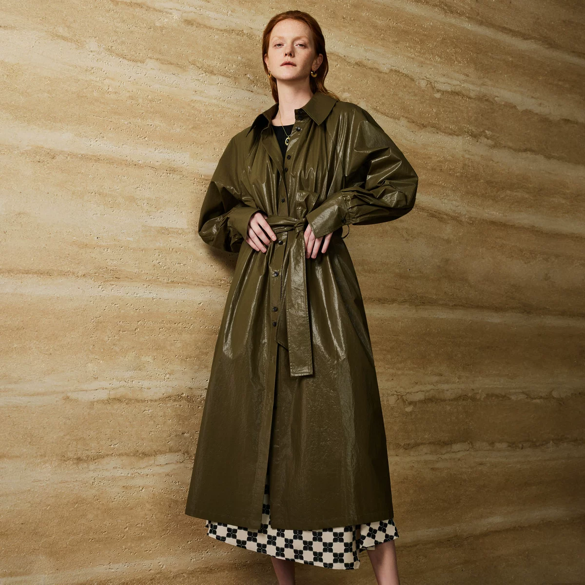 Пальто-ветровка BCBG весна и осень с полностью календированным французским глянцевым фактурным покрытием профиль лацкана