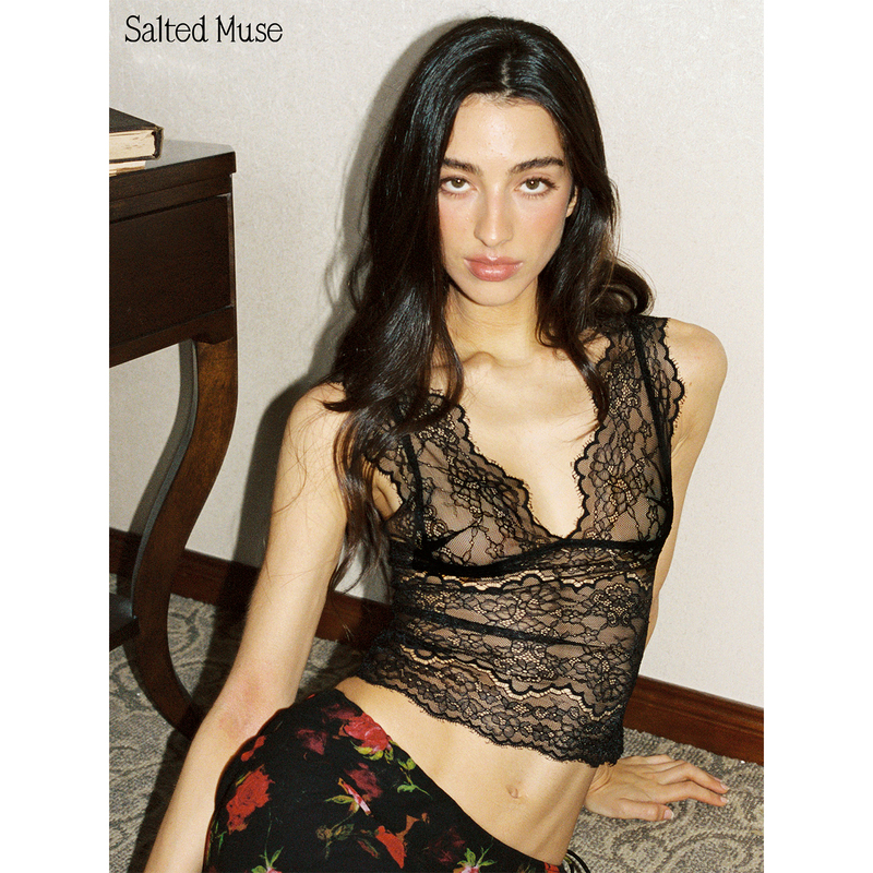 Saltedmuse French-Style Deep V Lace Trim Tight-Fitting Sleeveless Tank Top the Odette Saltedmuse French-Style Deep V Lace Trim Tight-Fitting Sleeveless Tank Top the Odette