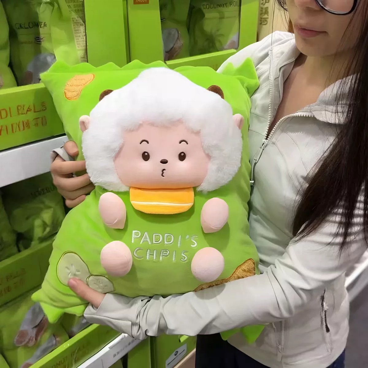 小羊薯片抱枕:毛绒里的童年记忆与陪伴温度_动漫毛绒_淘宝游戏网