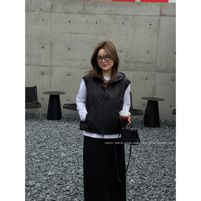 Jojo's Private Collection|Cotton Laminated Double Zipper Pocket with Contrasting Stitching Lightweight Windproof Hooded Vest Mk14121 Jojo's Private Collection|Cotton Laminated Double Zipper Pocket with Contrasting Stitching Lightweight Windproof Hooded Vest Mk14121