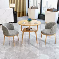 Линия серого цвета ткани, стол цвета дерева, один стол и два стула